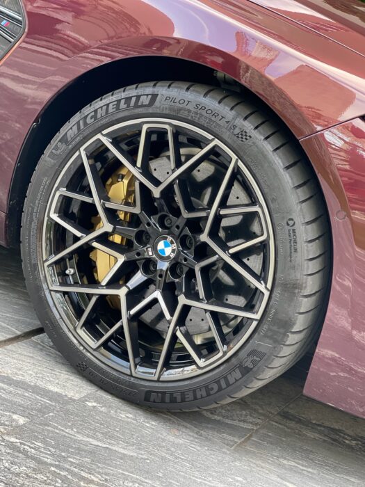 BMW M8 2021 completo