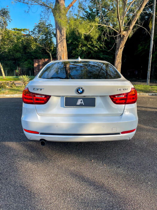 BMW 320i 2015 completo