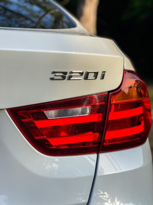 BMW 320i 2015 completo