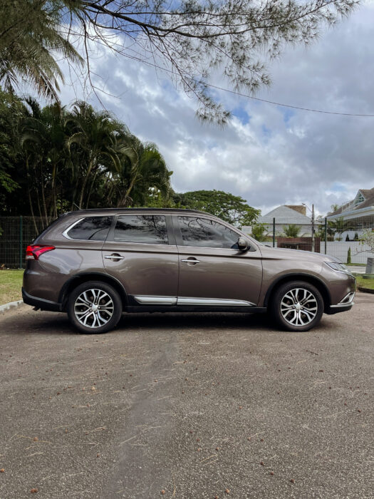 MITSUBISHI OUTLANDER 2016 completo