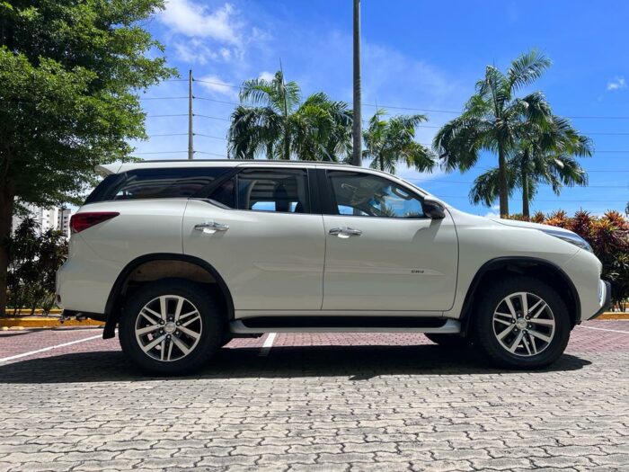 TOYOTA HILUX SW4 2019 completo