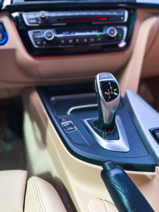 BMW 320i 2017 completo