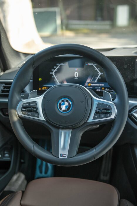 BMW 330e 2023 completo