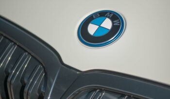 BMW 330e 2023 completo