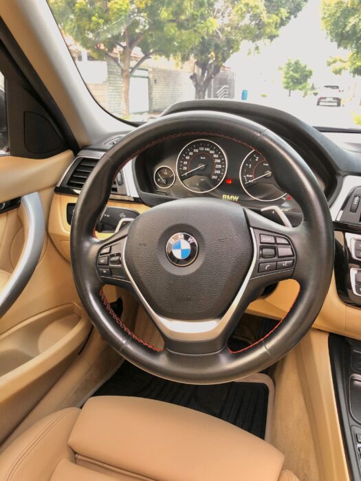 BMW 320i 2018 completo