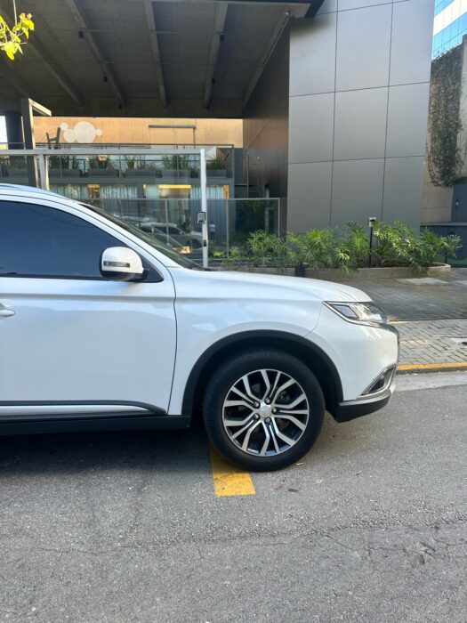 MITSUBISHI OUTLANDER 2018 completo