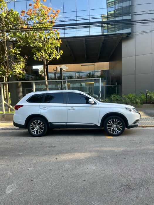 MITSUBISHI OUTLANDER 2018 completo