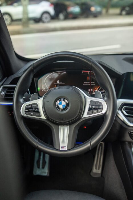 BMW 320i 2022 completo