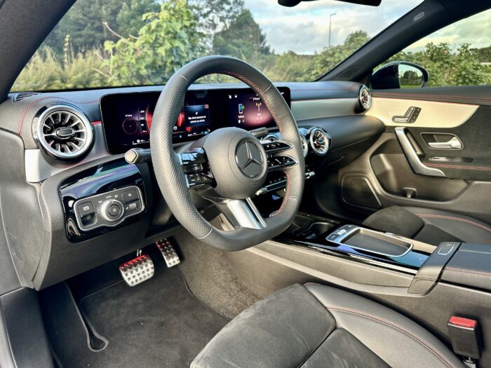 MERCEDES-BENZ CLA 200 2024 completo