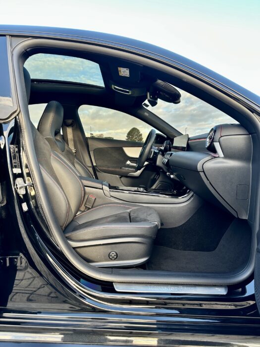 MERCEDES-BENZ CLA 200 2024 completo