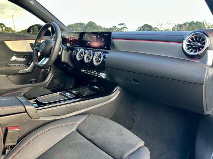MERCEDES-BENZ CLA 200 2024 completo