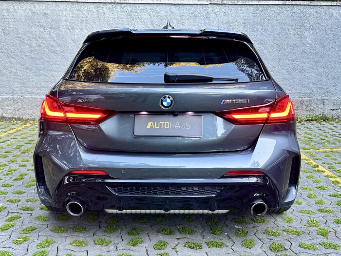 BMW M135 2021 completo